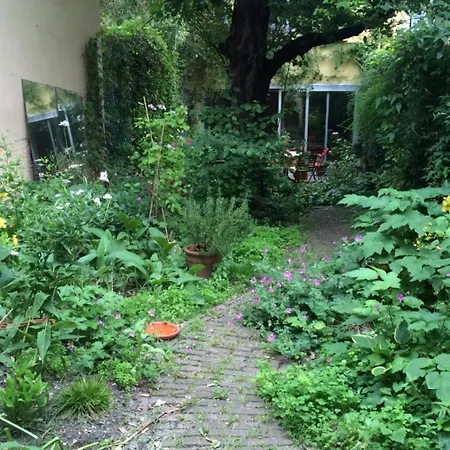 Nice House With Garden In Dynamic Neighborhood Paris
